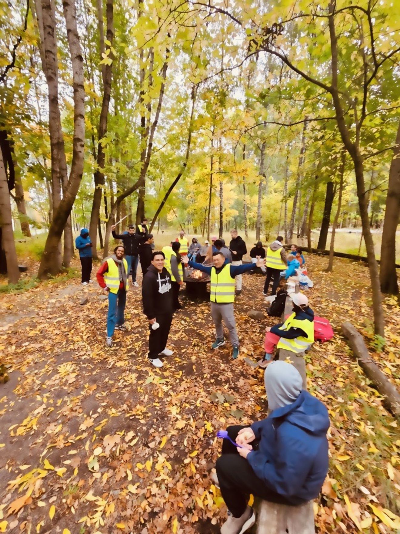 en gruppe mennesker i en skog en gruppe mennesker i en skog