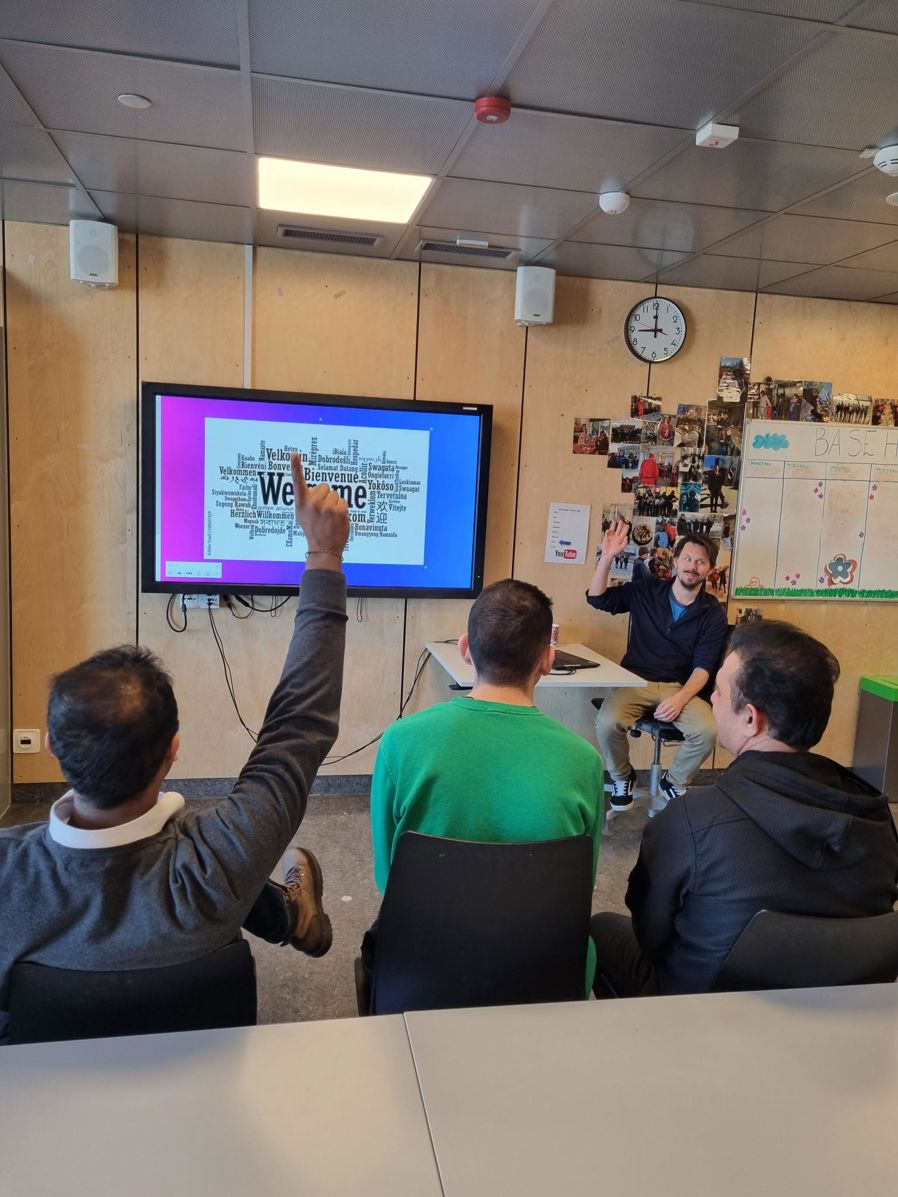 Elev rekker opp hånda