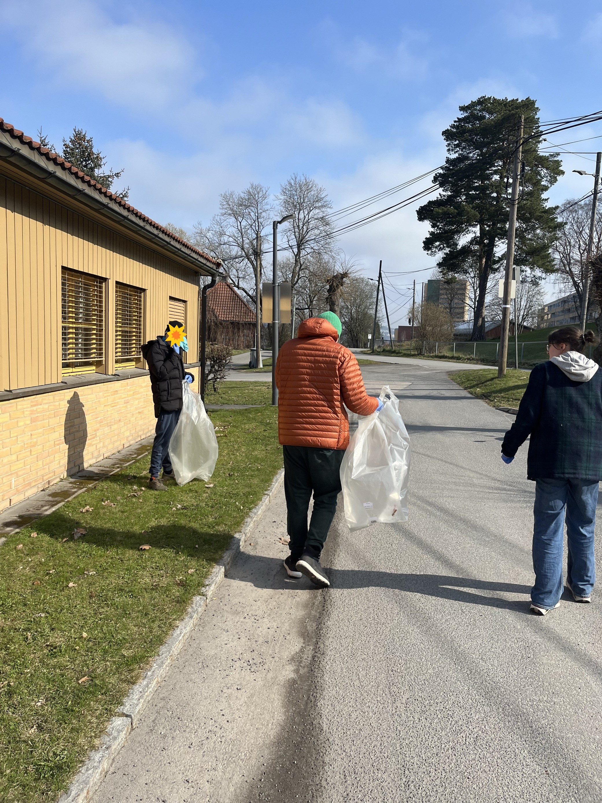 D og F g&aring;r og plukker.jpg