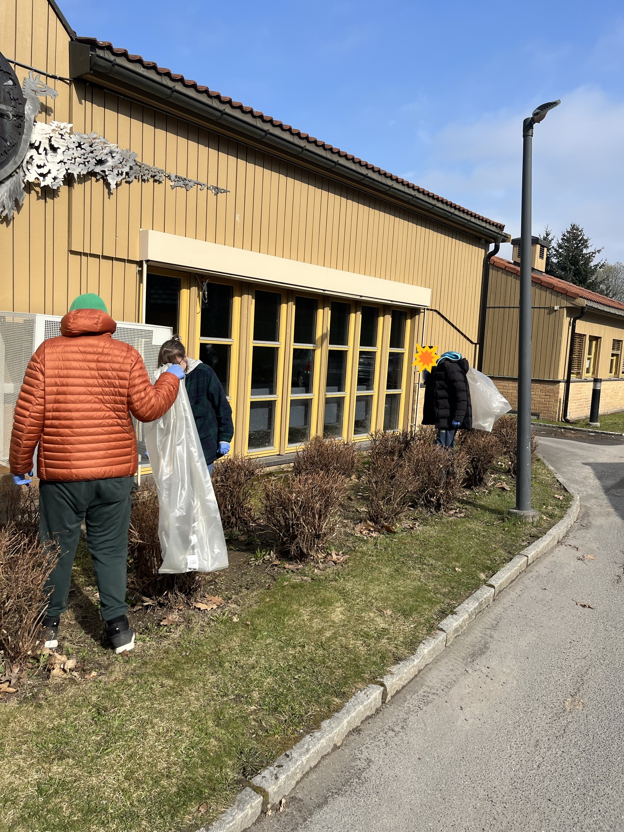 D og F plukker s&oslash;ppel.jpg