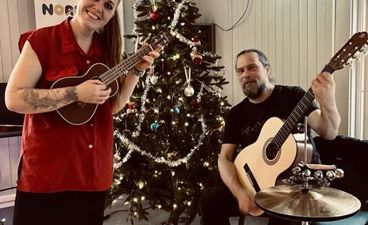 en person og en person som spiller instrumenter