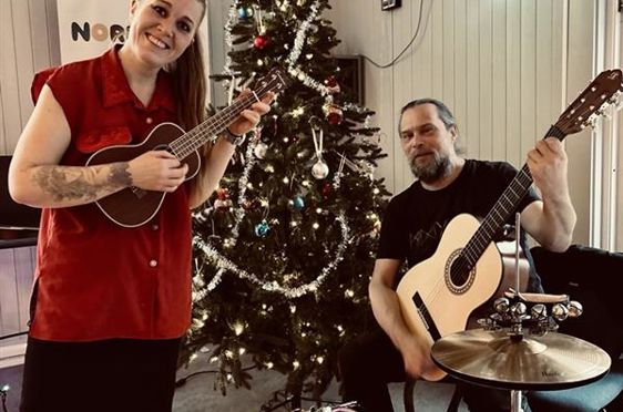 en person og en person som spiller instrumenter