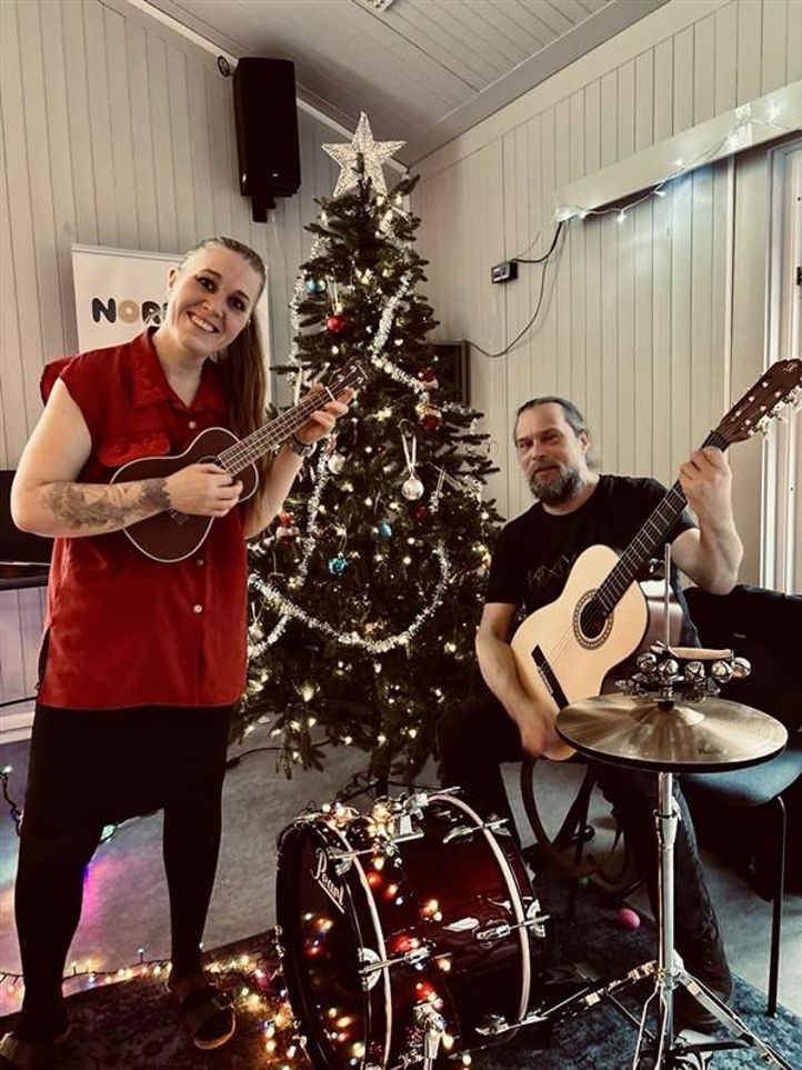 en person og en person som spiller instrumenter