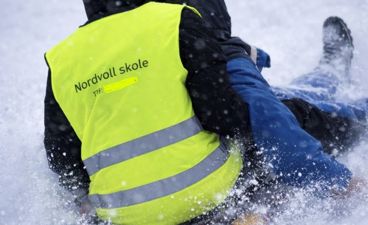 en person som ligger i snøen