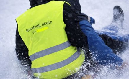 en person som ligger i snøen