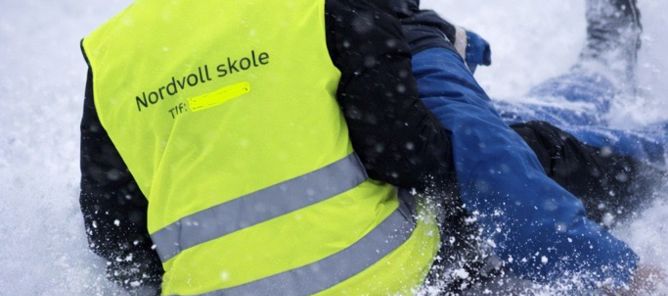 en person som ligger i snøen