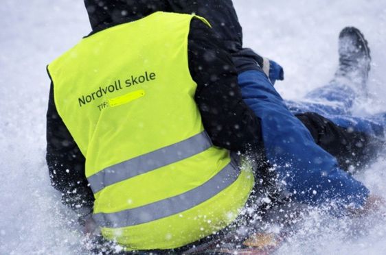 en person som ligger i snøen