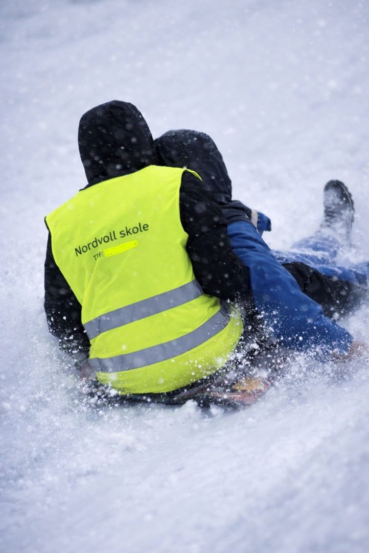 en person som ligger i snøen
