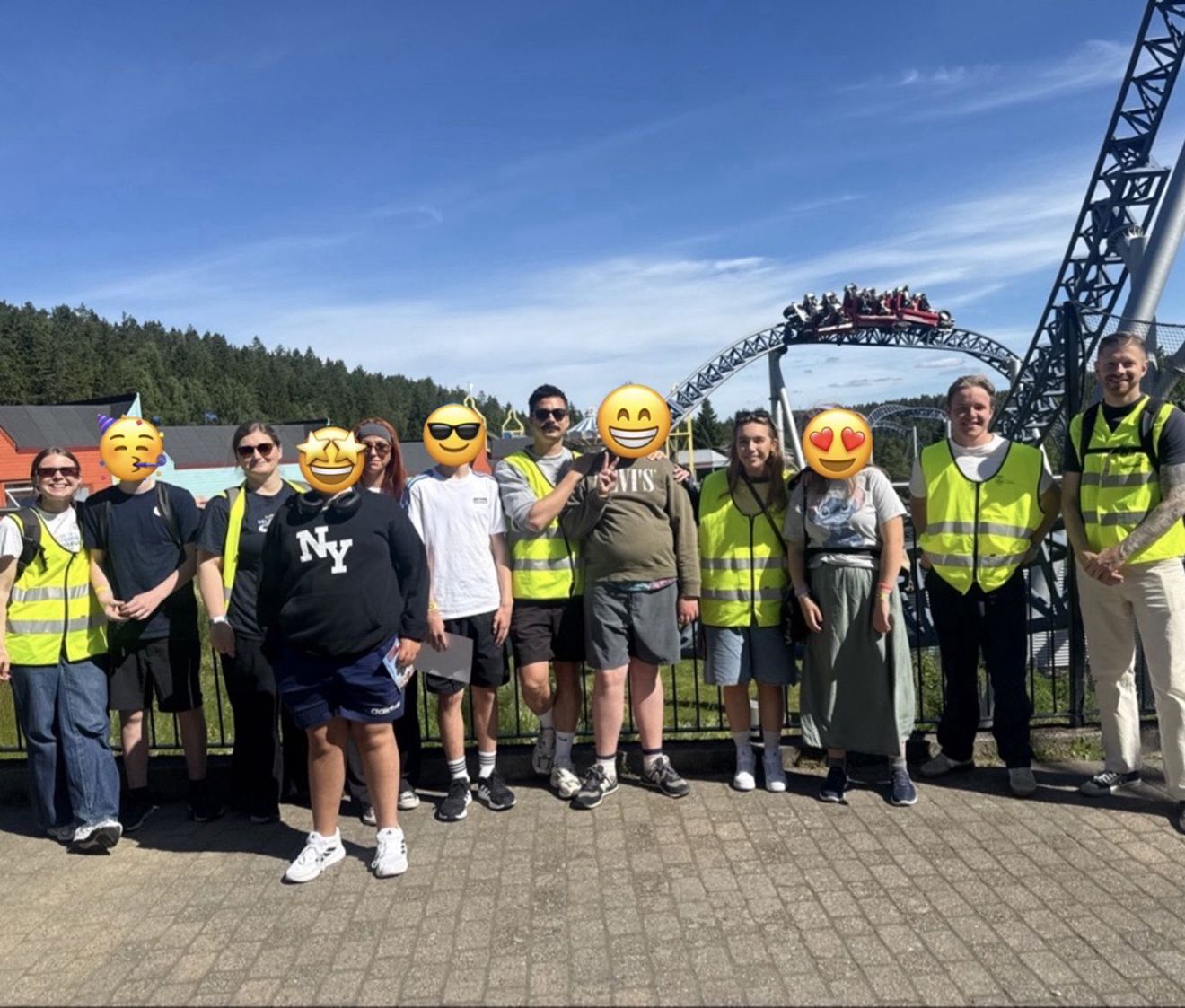 en gruppe mennesker med hjelmer