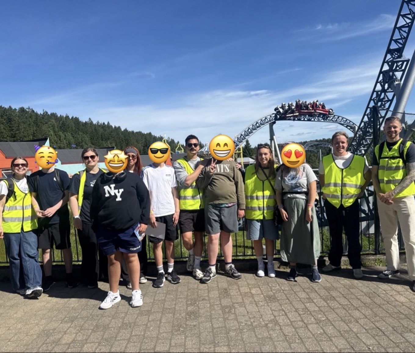en gruppe mennesker med hjelmer