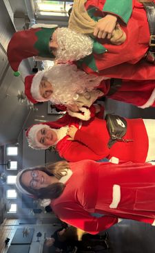 En gruppe mennesker i nisseklær