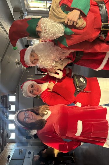 En gruppe mennesker i nisseklær