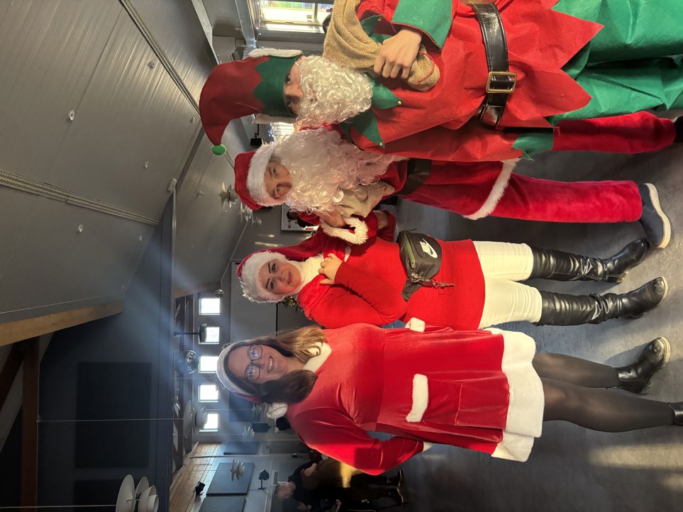 En gruppe mennesker i nisseklær