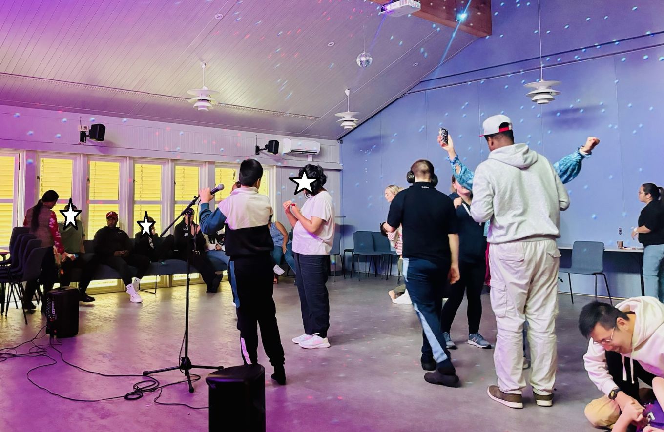 En gruppe mennesker som danser