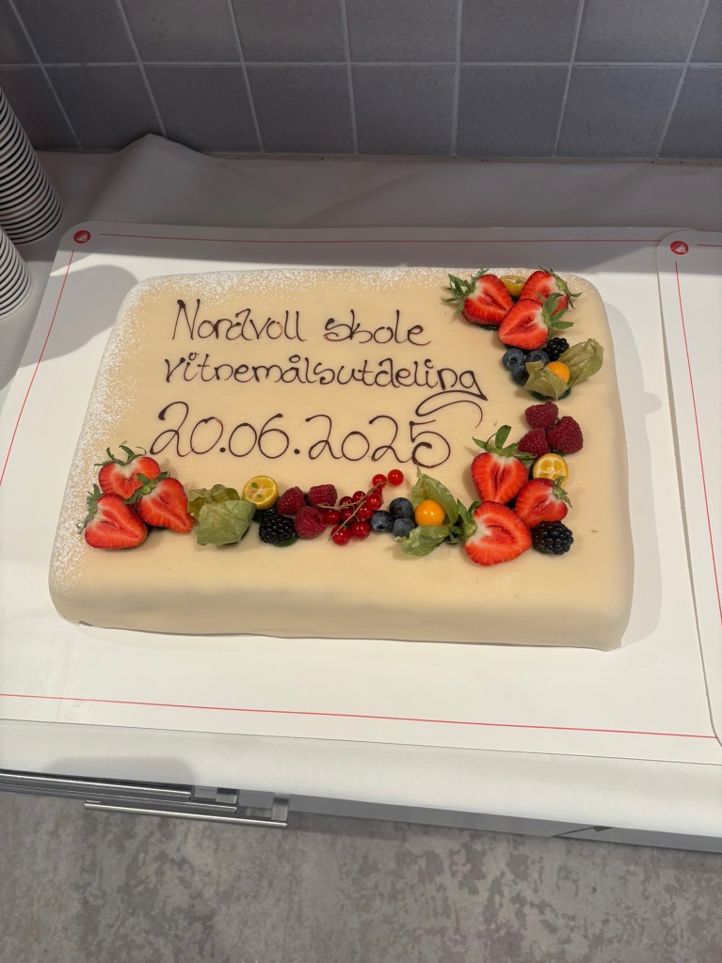 en kake med en melding på