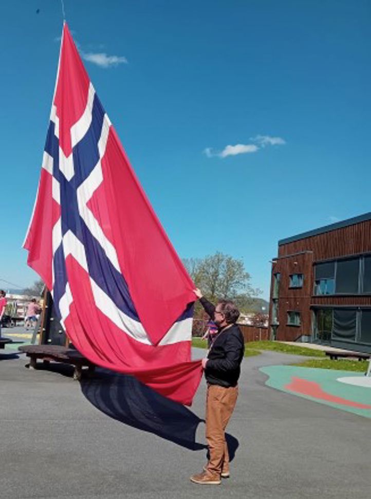 en person som holder et flagg