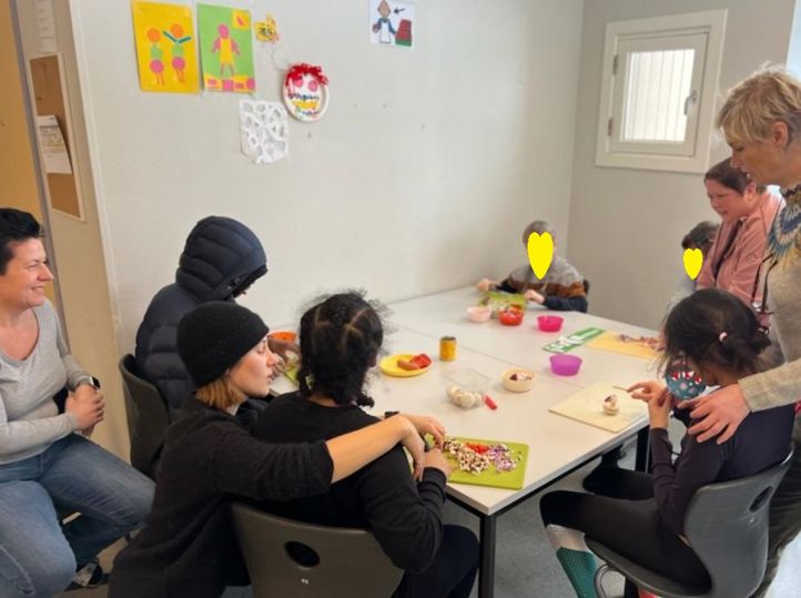 en gruppe mennesker som sitter rundt et bord