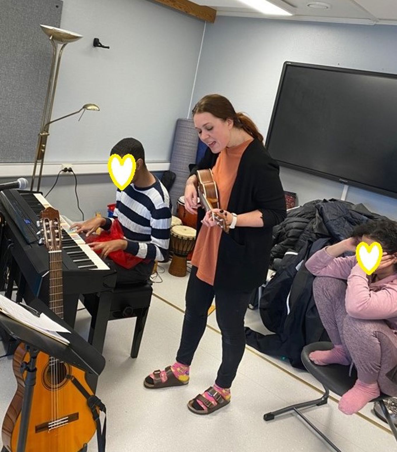 en person som spiller et musikkinstrument med en person i en maske en person som spiller et musikkinstrument med en person i en maske