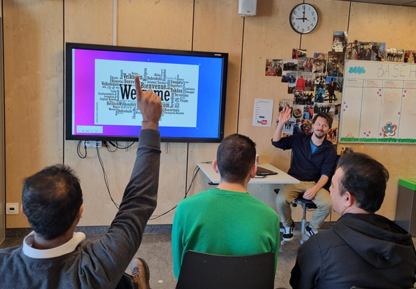 En gruppe mennesker i et klasserom