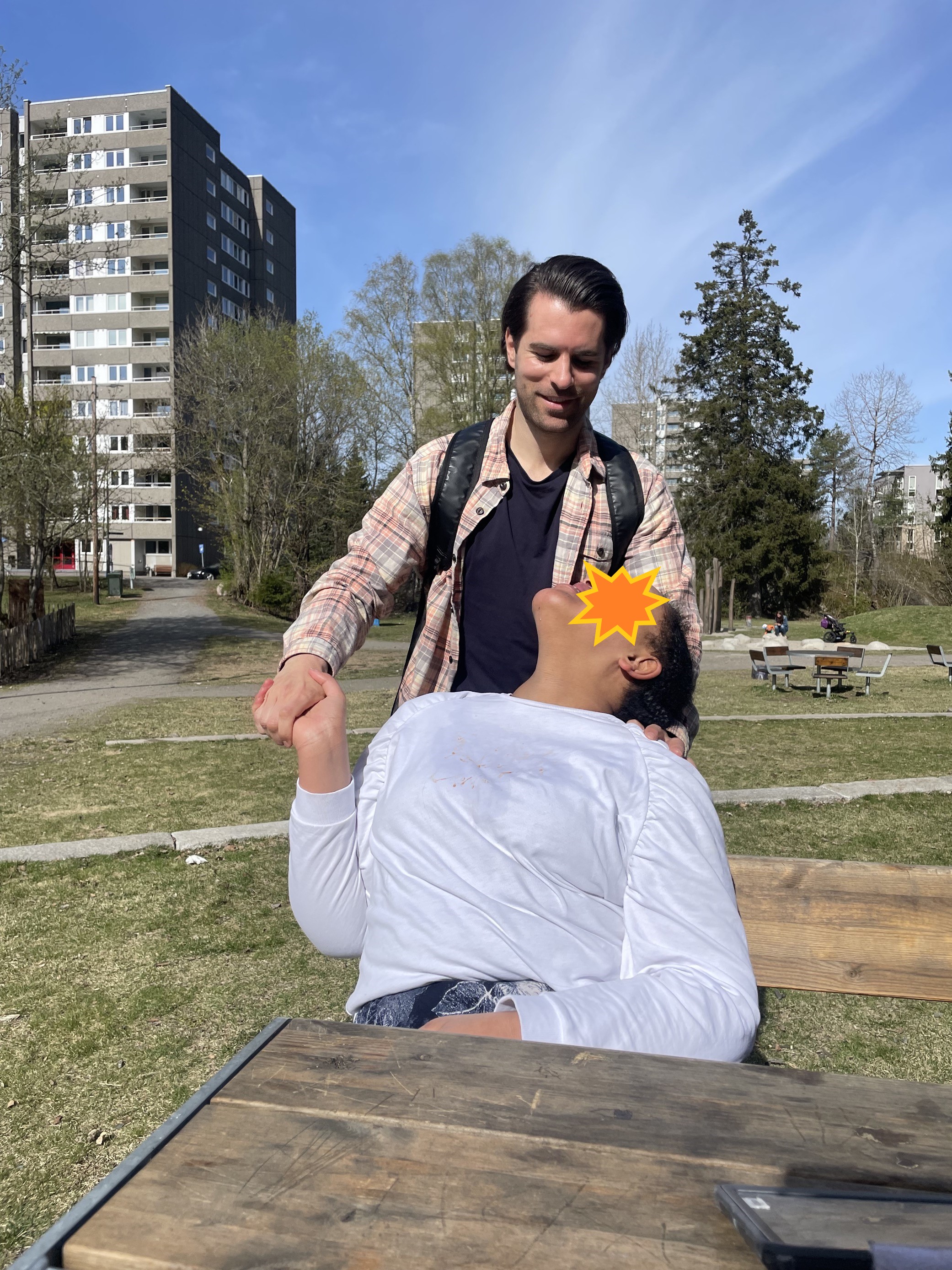 en person som holder en person