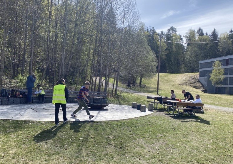 en gruppe mennesker som spiller skøyter