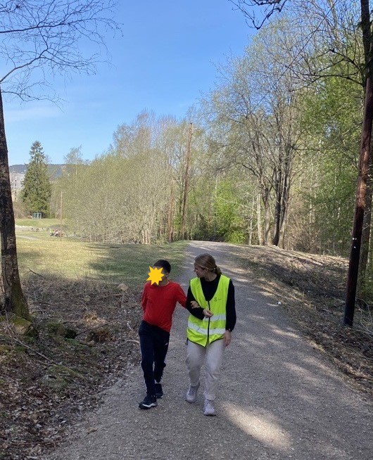 en person og person som går på en sti i skogen