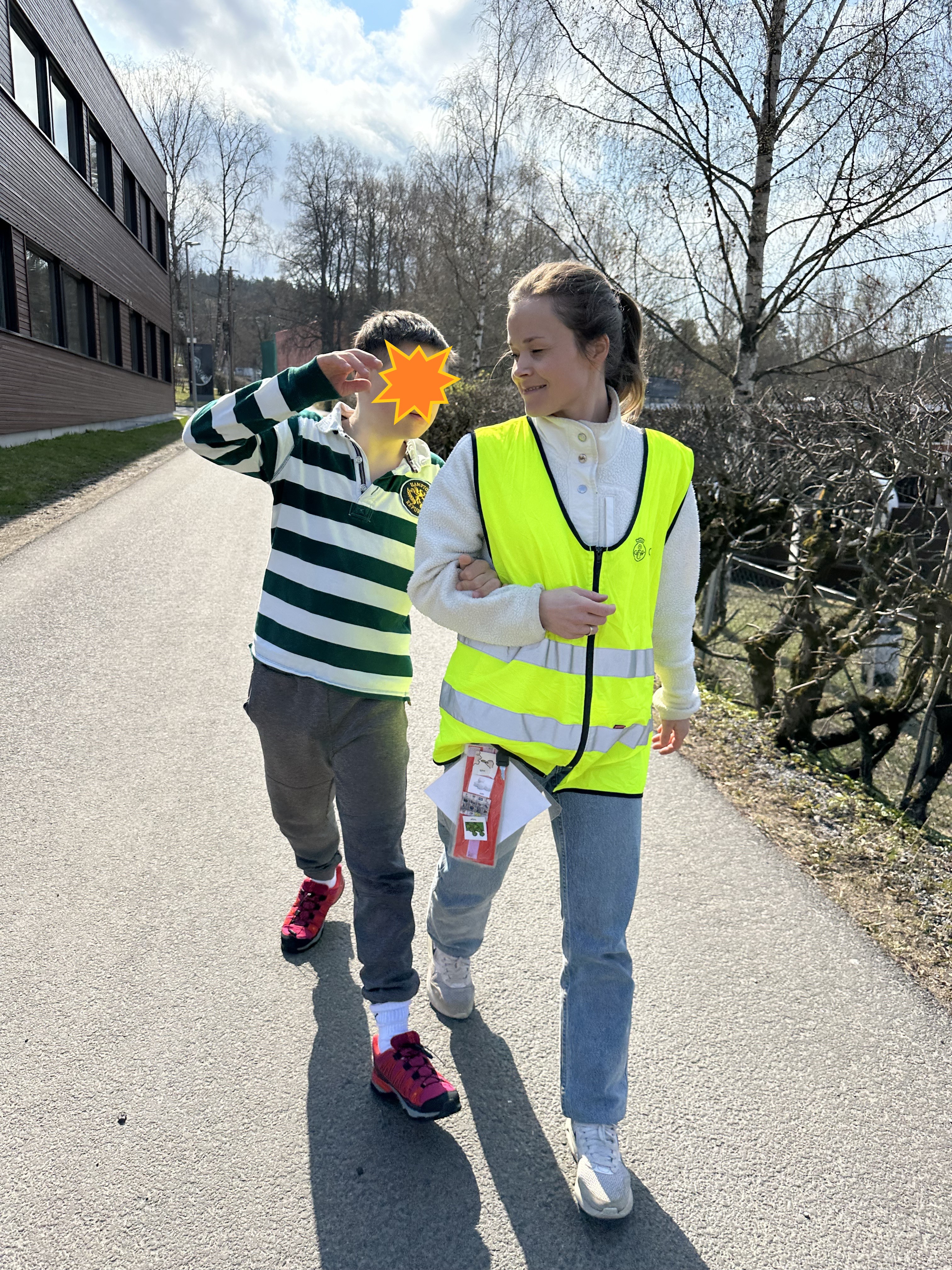 En person og person som går nedover et fortau