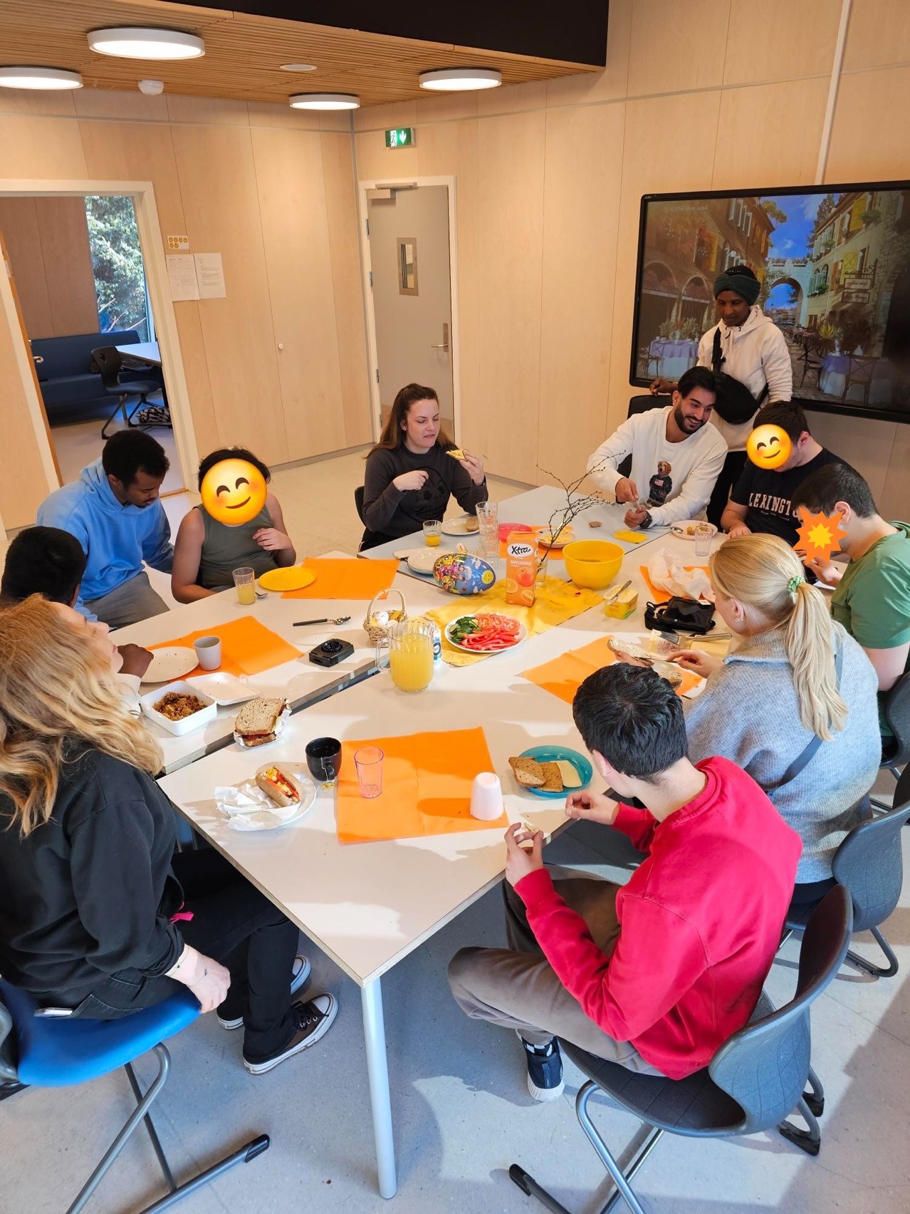 en gruppe mennesker som spiser ved et bord