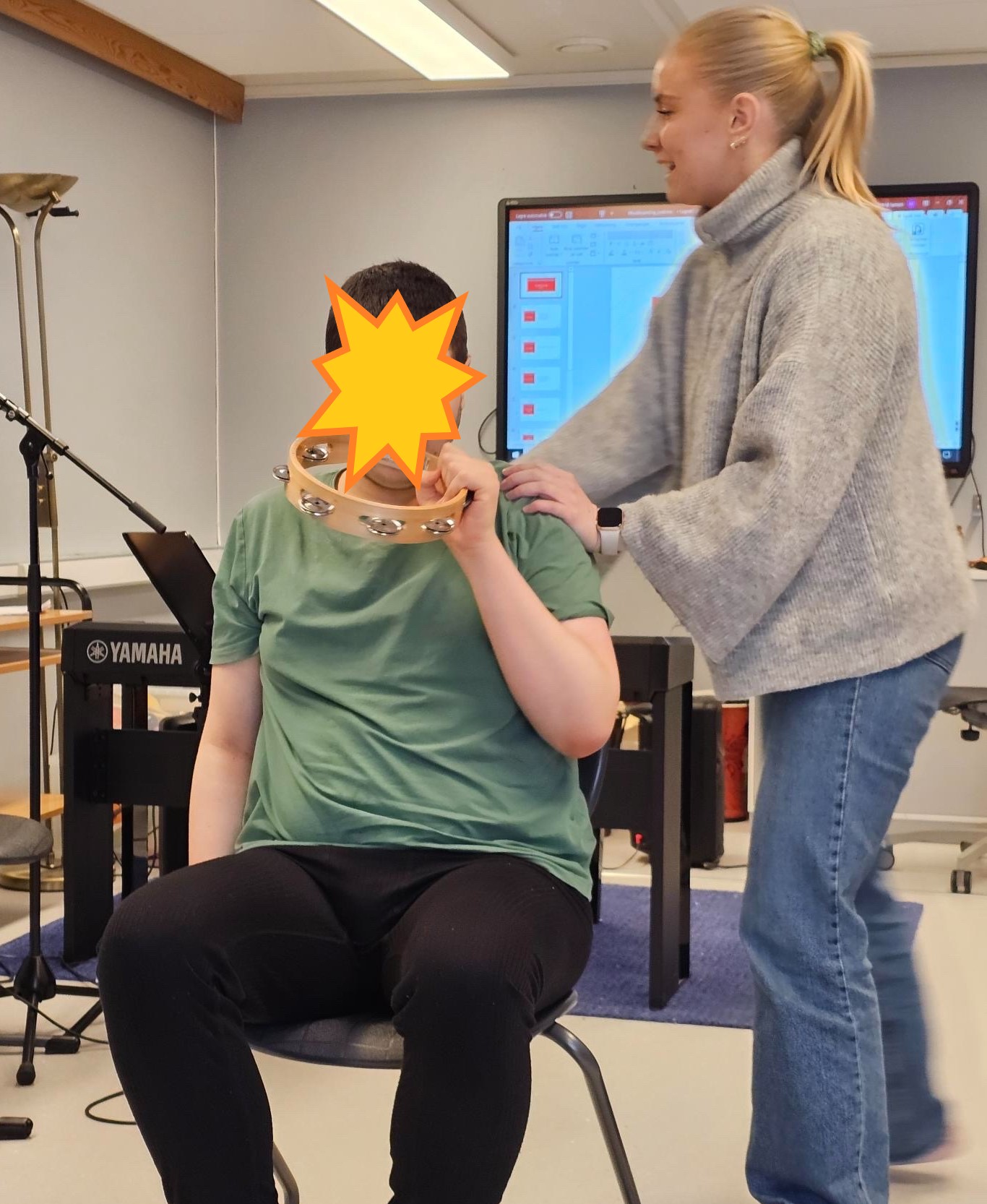 en person som holder en gul og svart gjenstand foran en person