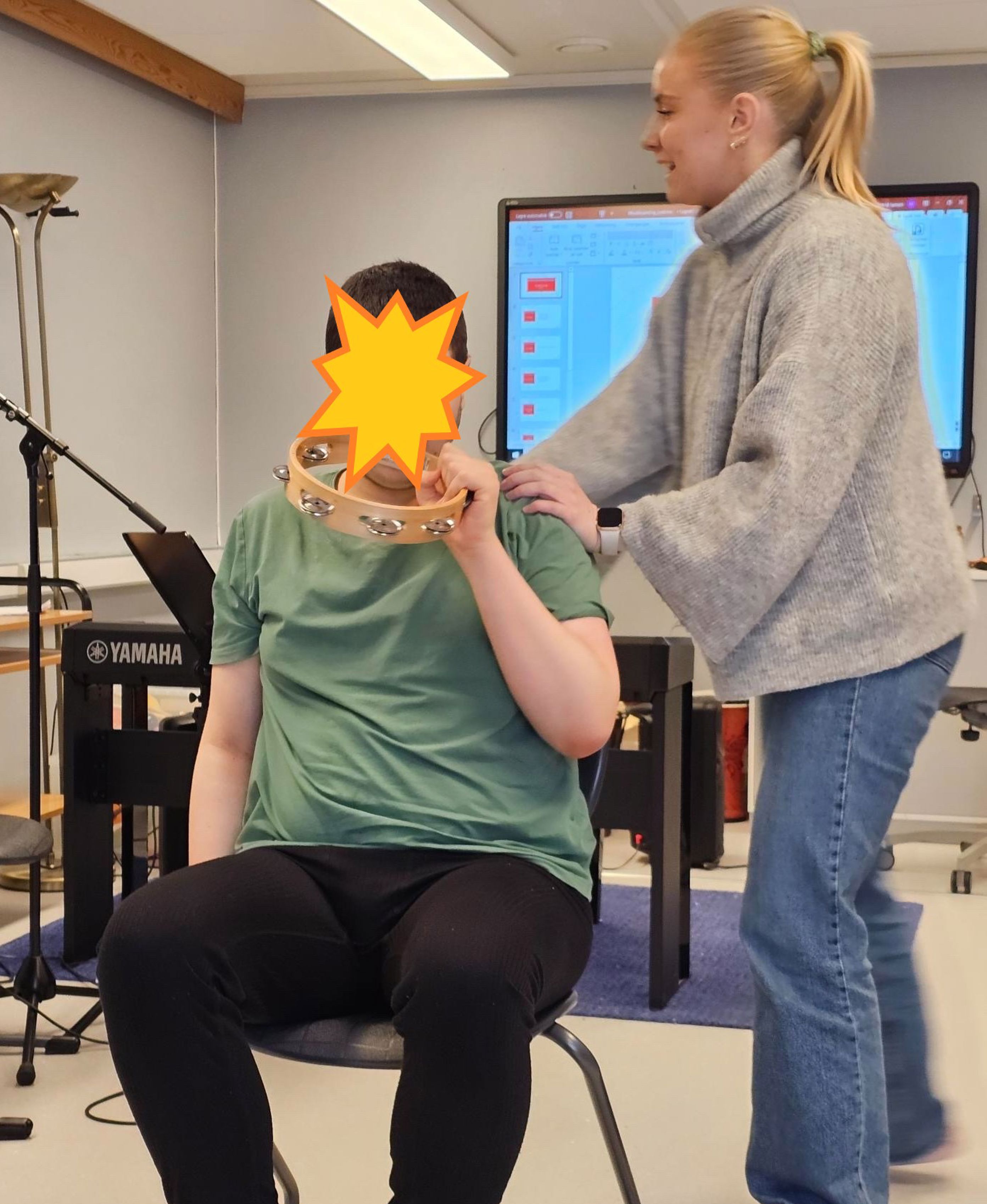 en person som holder en gul og svart gjenstand foran en person