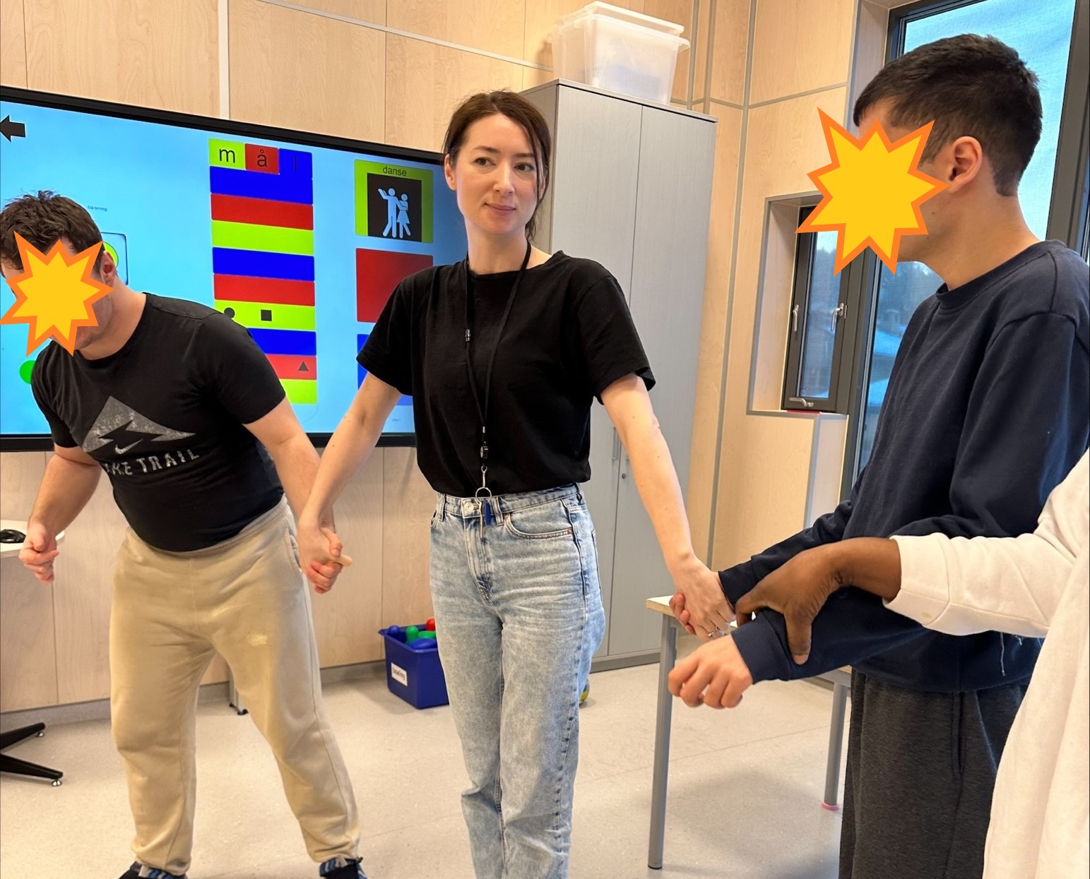 en person som står ved siden av en person