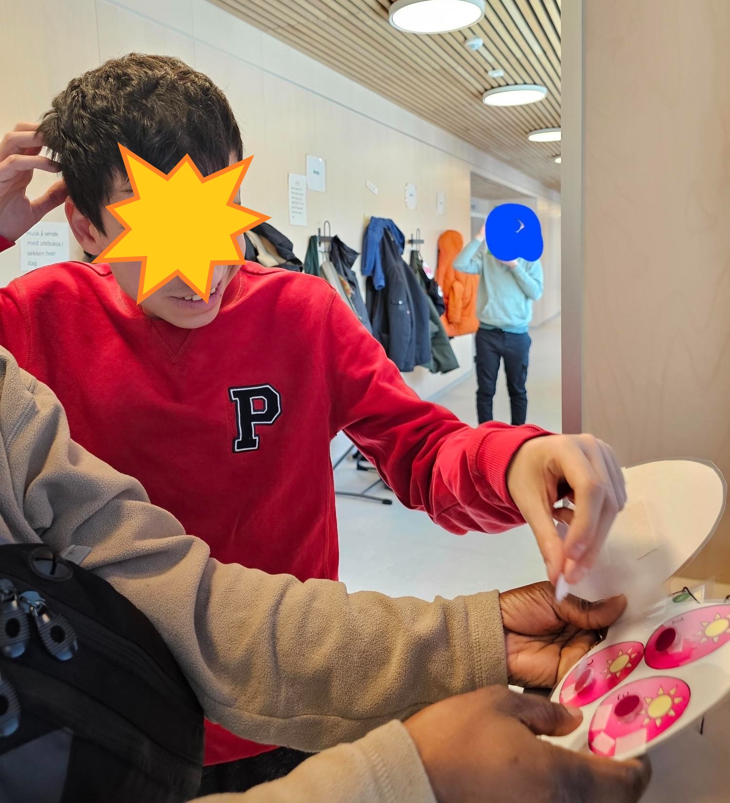 en person som holder en baby