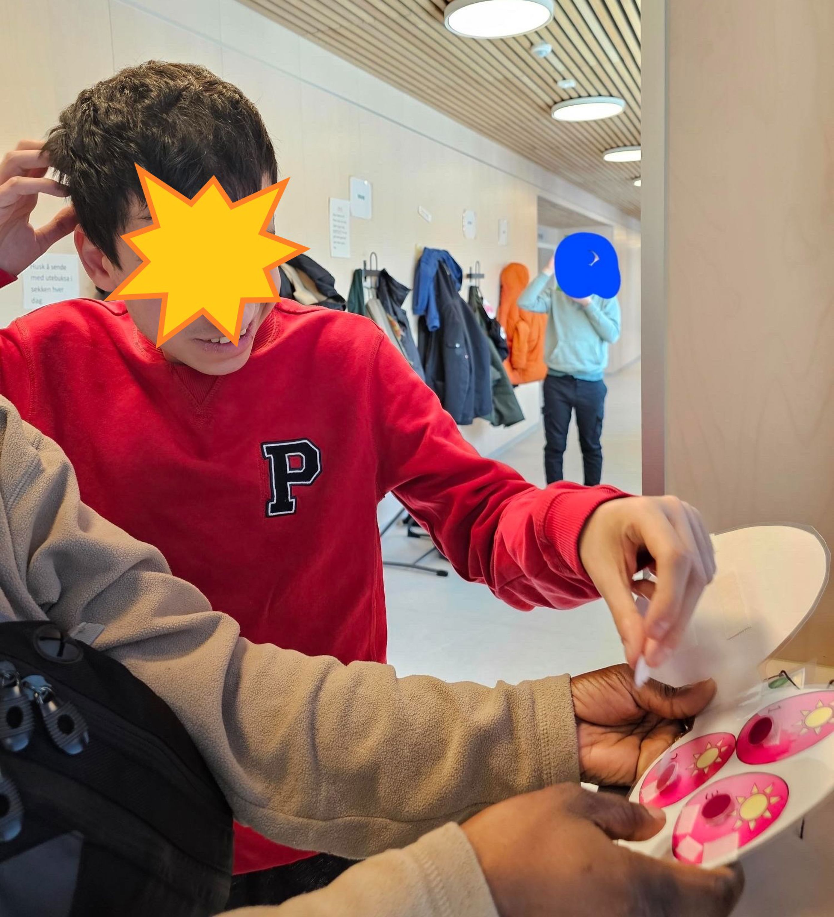 en person som holder en baby