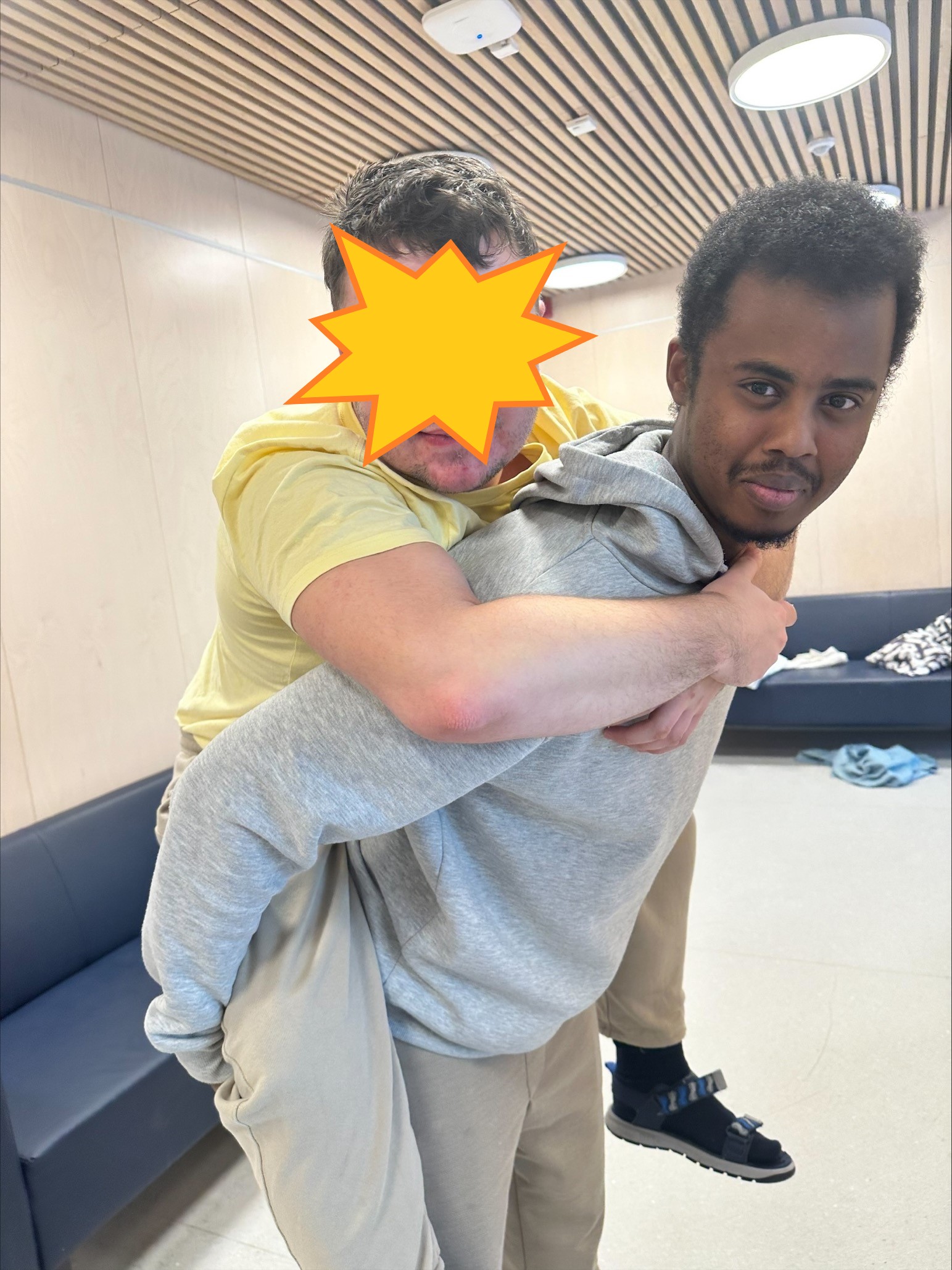 en person som holder en person i et plagg