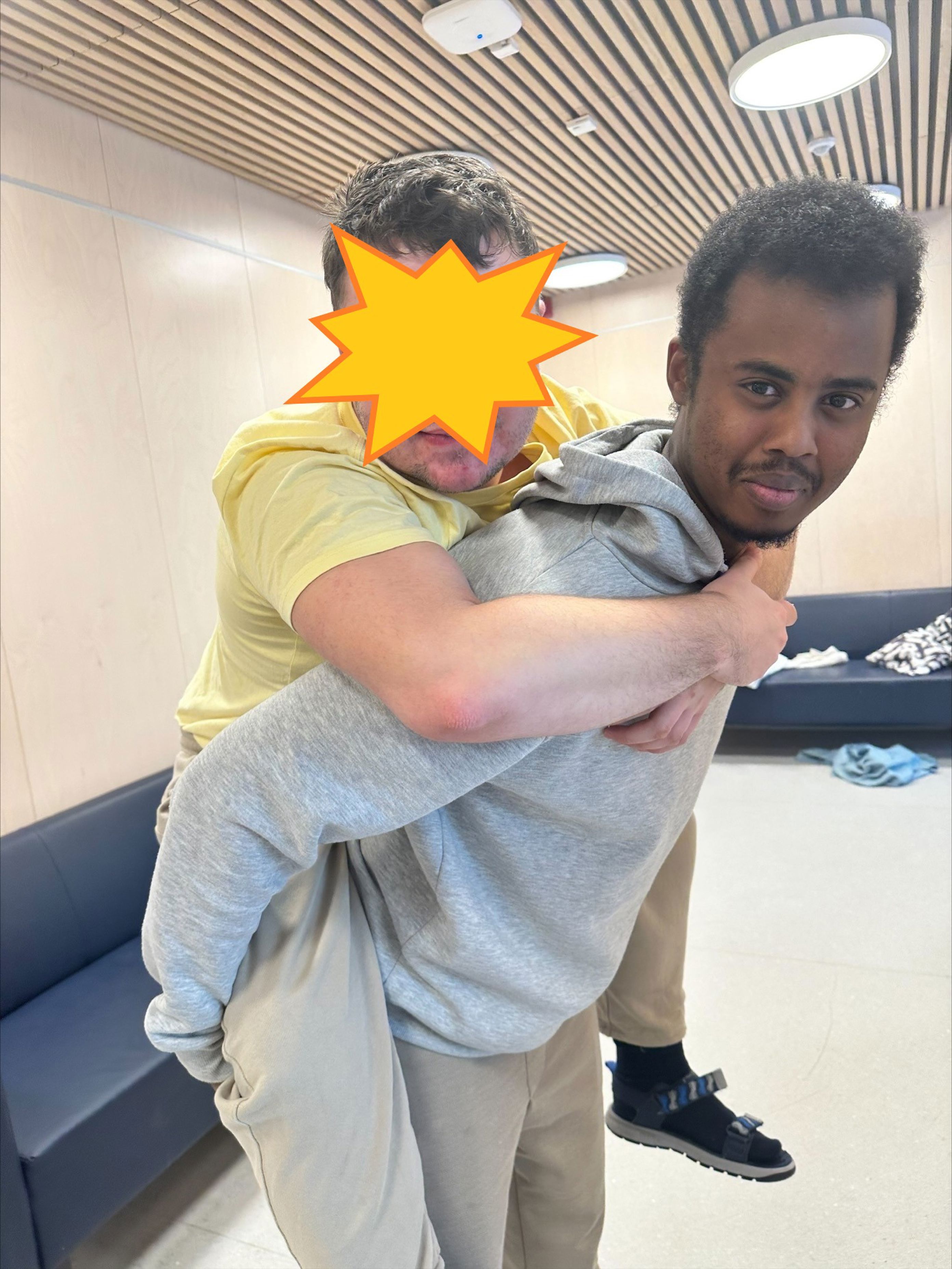 en person som holder en person i et plagg