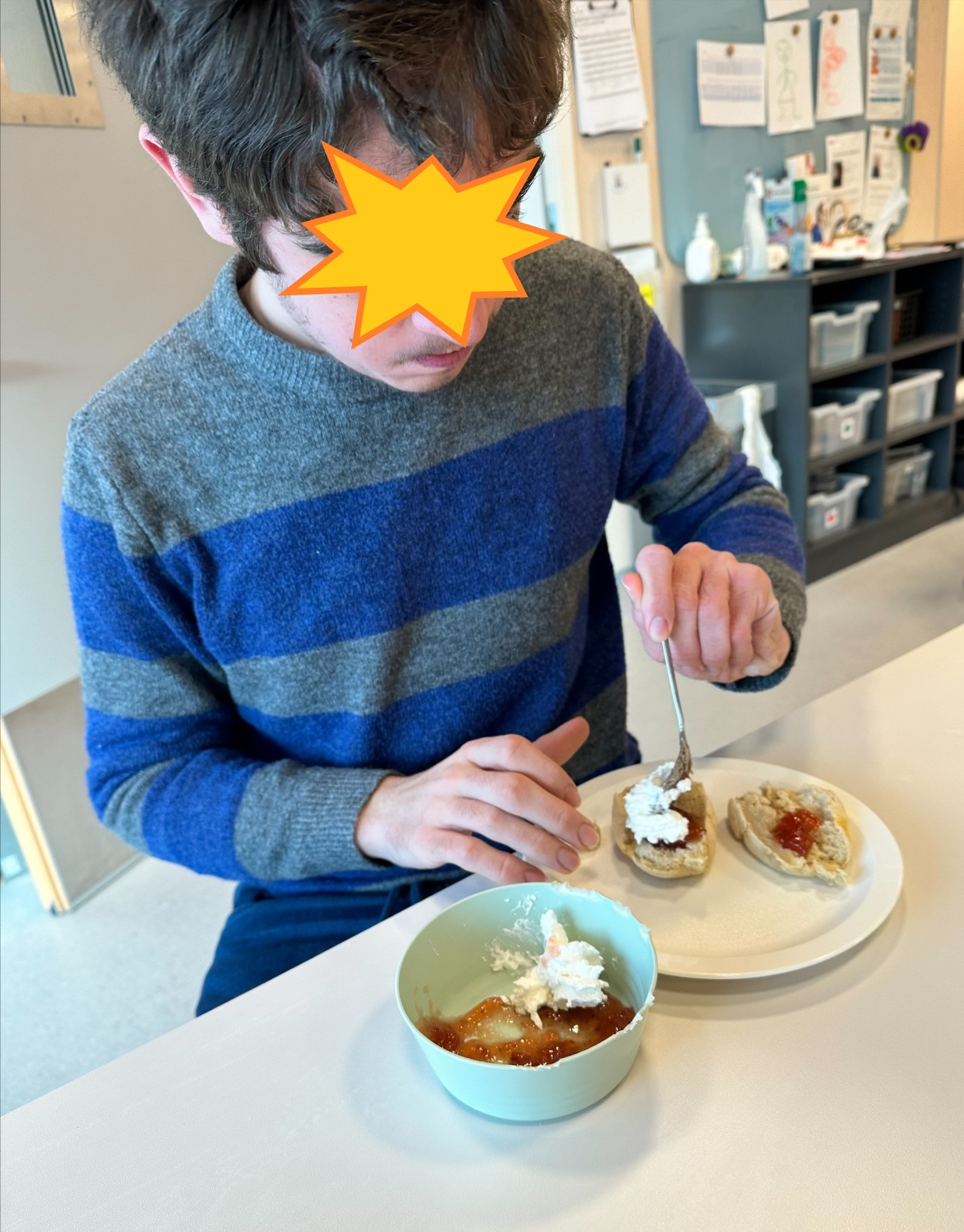 en person som spiser en cupcake