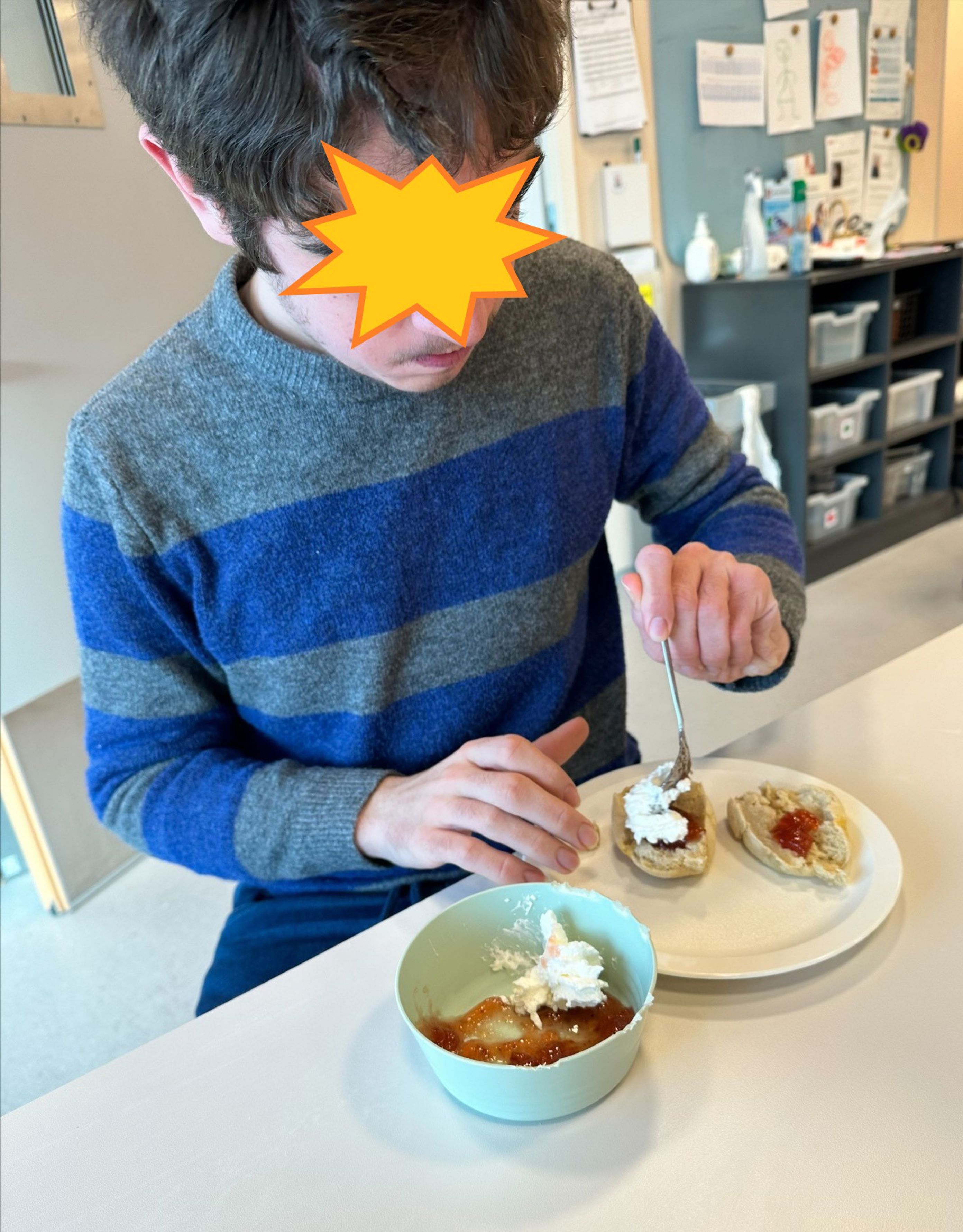 en person som spiser en cupcake