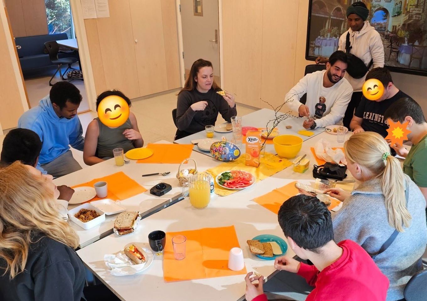 en gruppe mennesker som spiser ved et bord en gruppe mennesker som spiser ved et bord