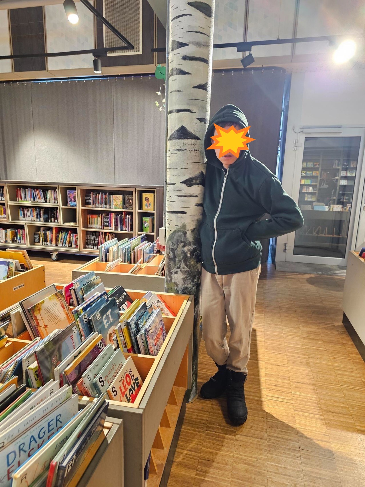 en person som har på seg et plagg