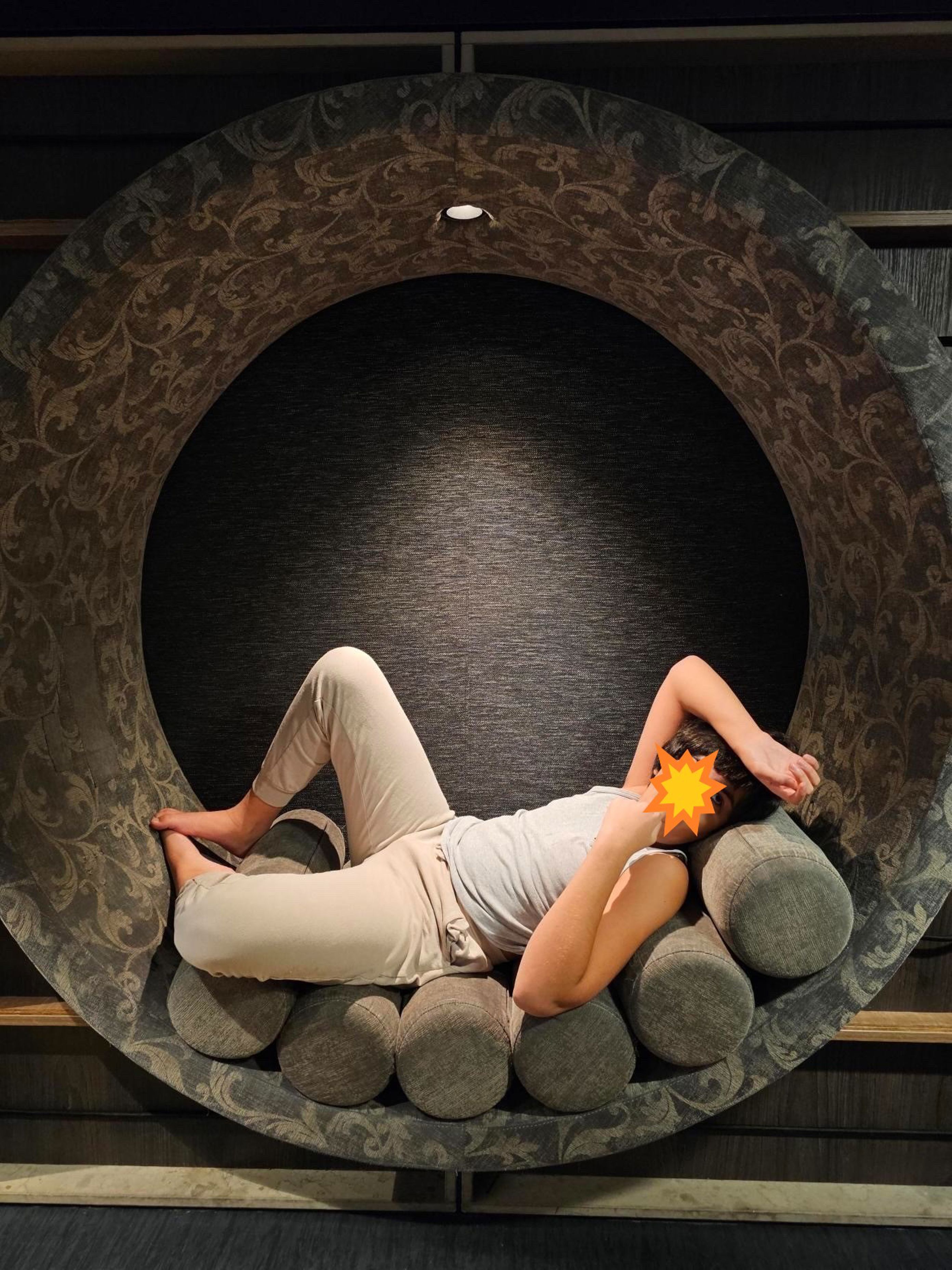 en person som ligger på en steintrapp