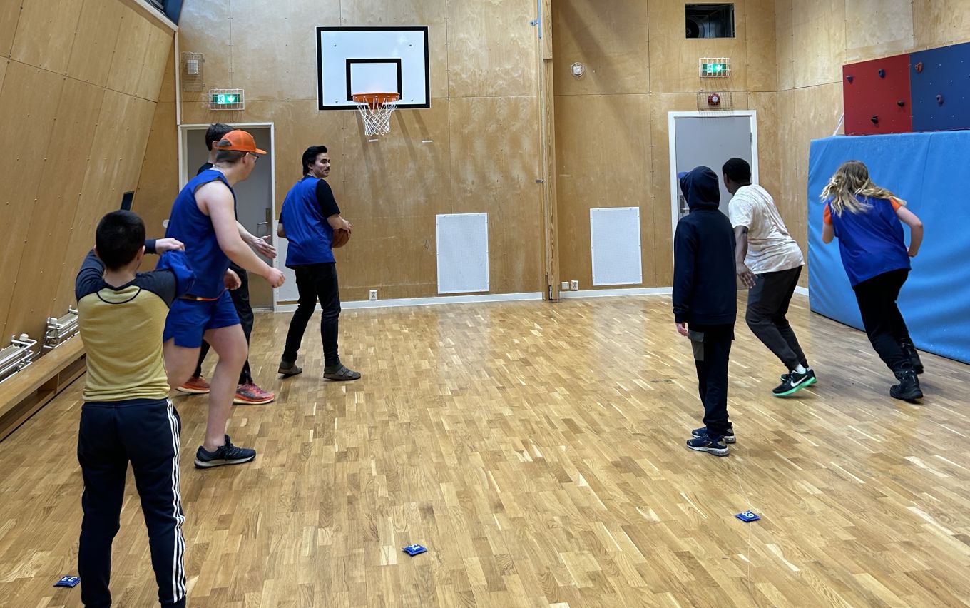 En gruppe mennesker i et rom