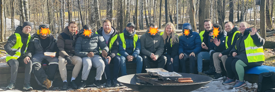 en gruppe mennesker som sitter i skogen