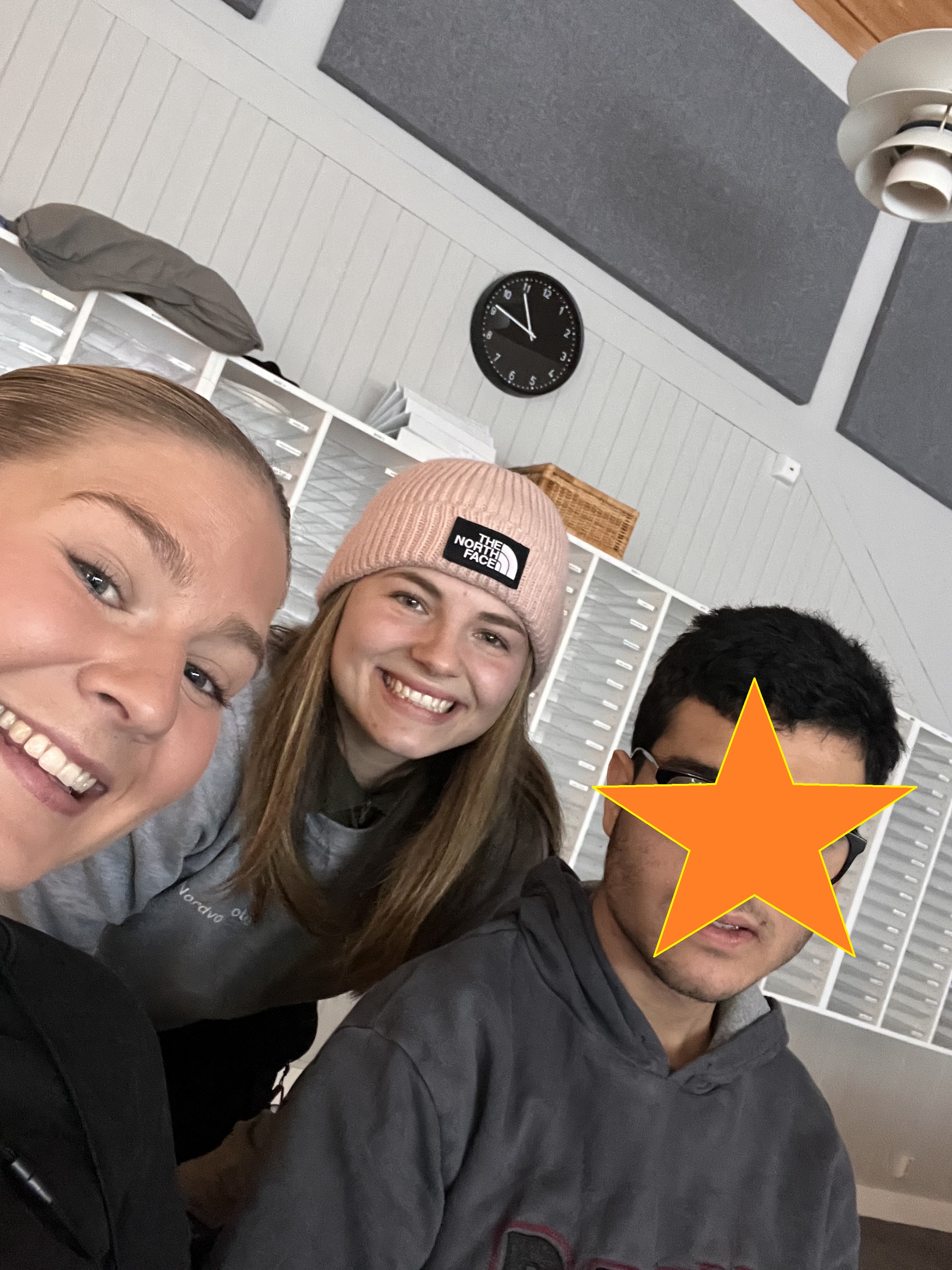 En gruppe mennesker som tar en selfie