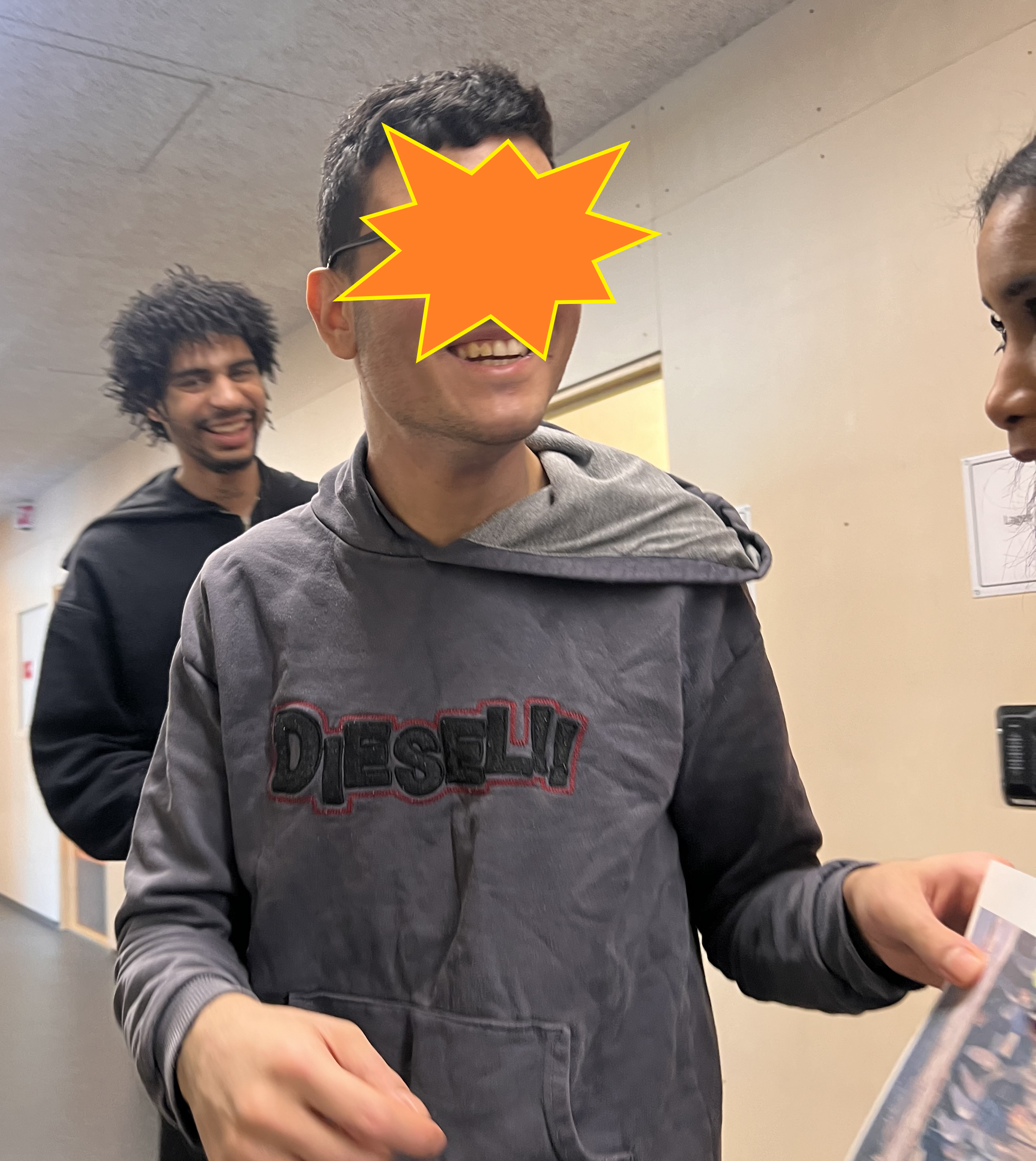 en person iført maske