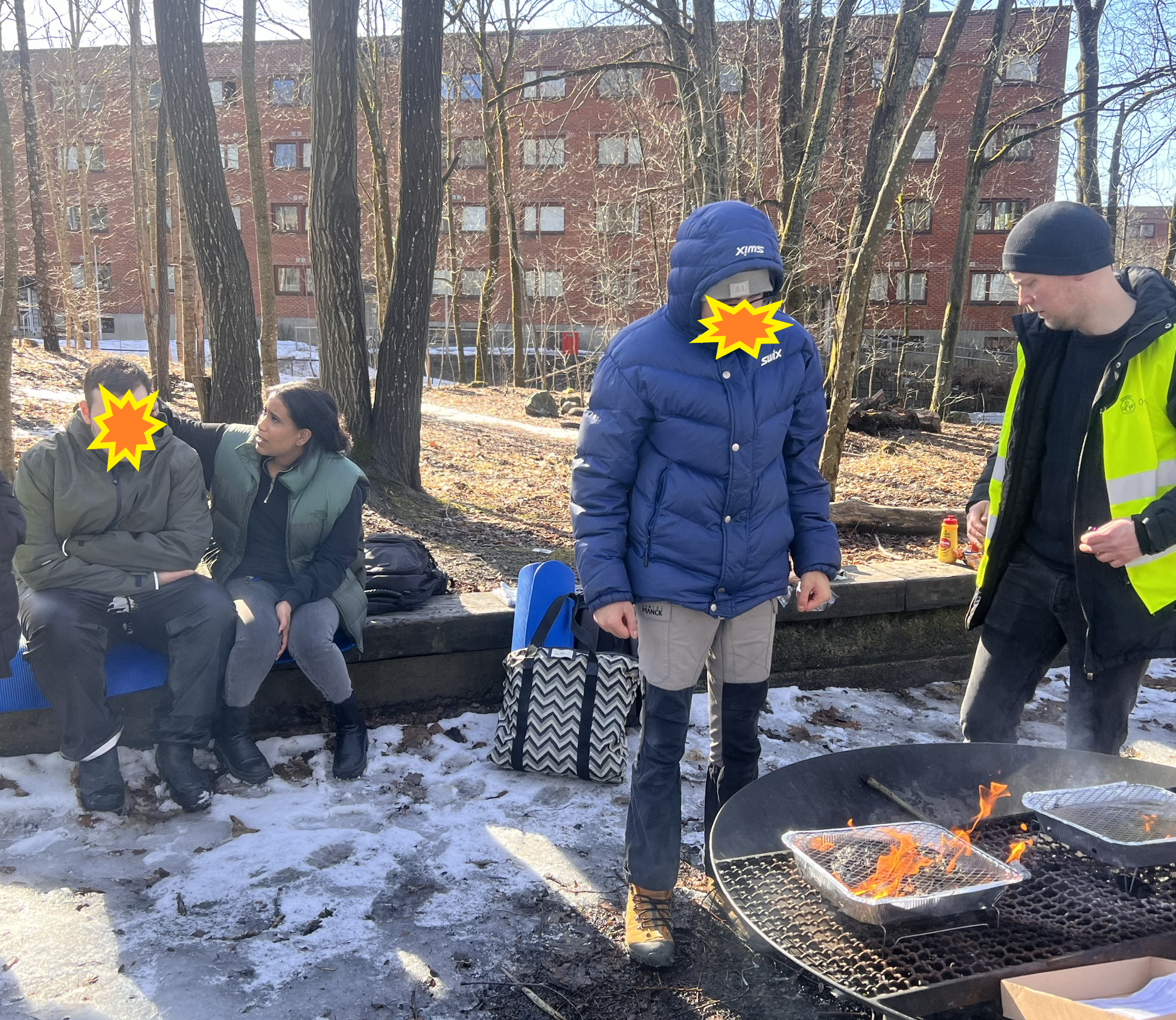 En gruppe mennesker utenfor