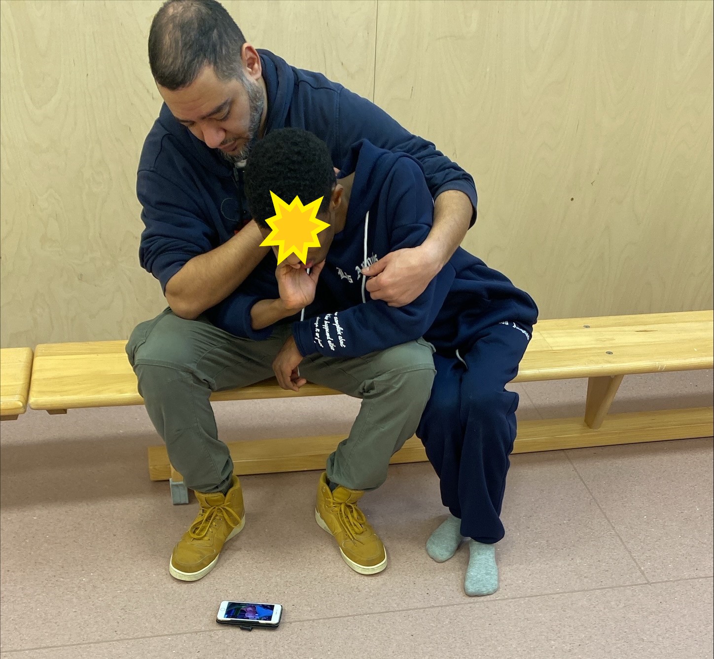 en person som holder et barn