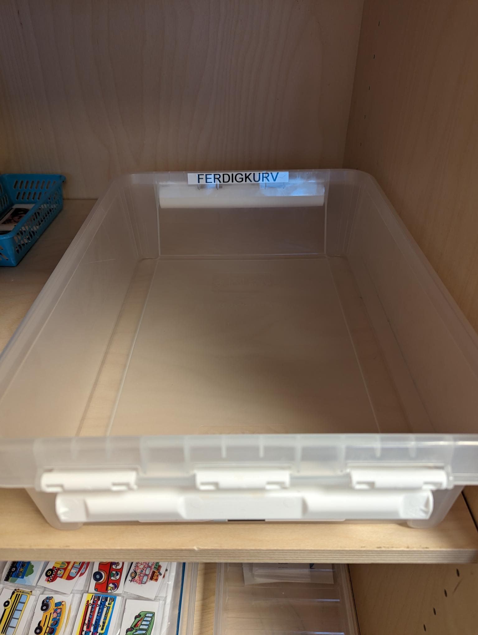 En hvit boks på en hylle