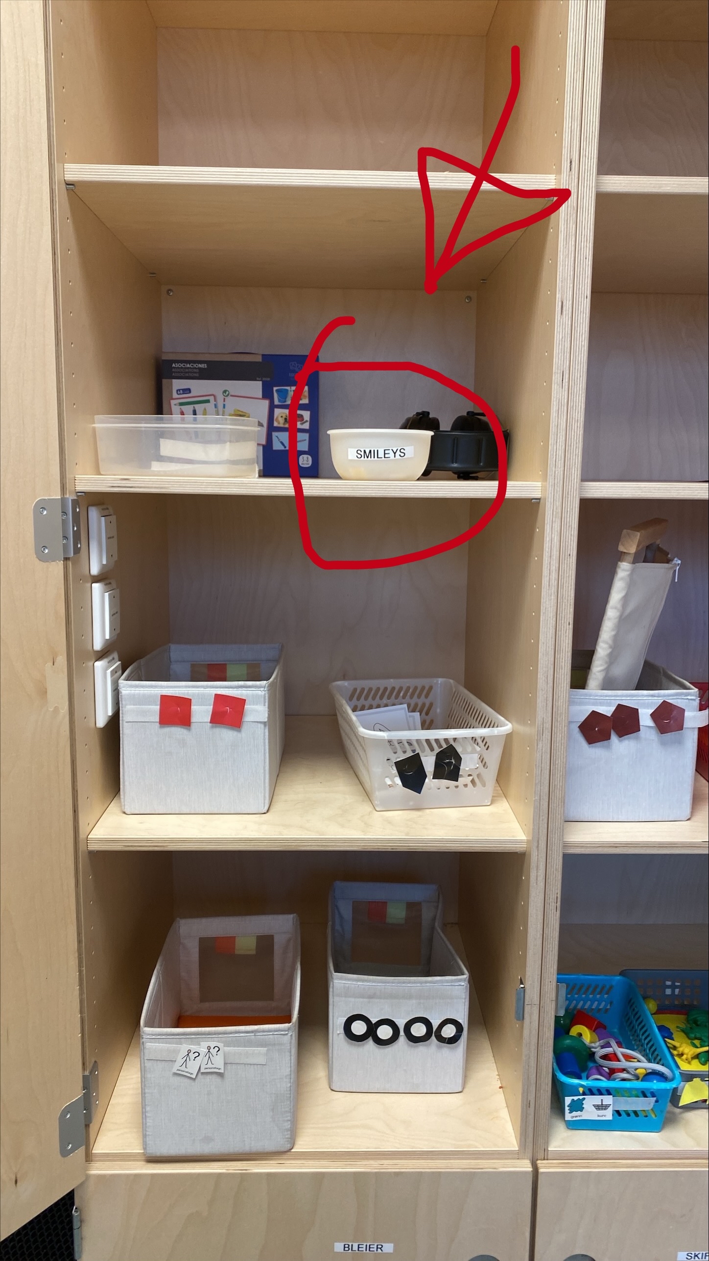 en hylle med gjenstander på