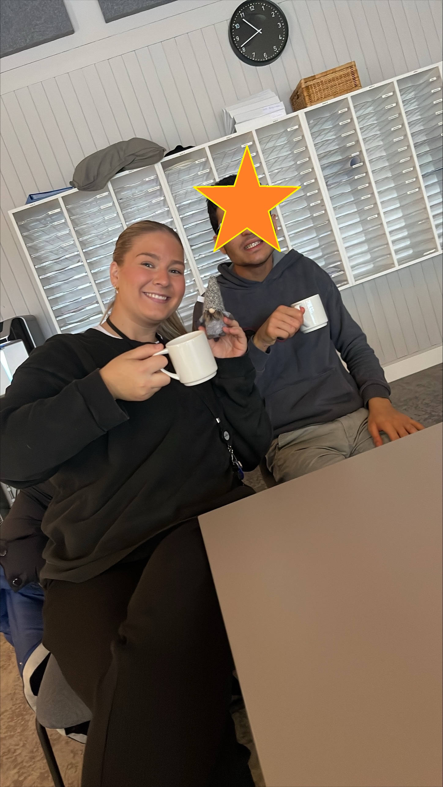 en person og person som sitter ved et bord med en kopp kaffe