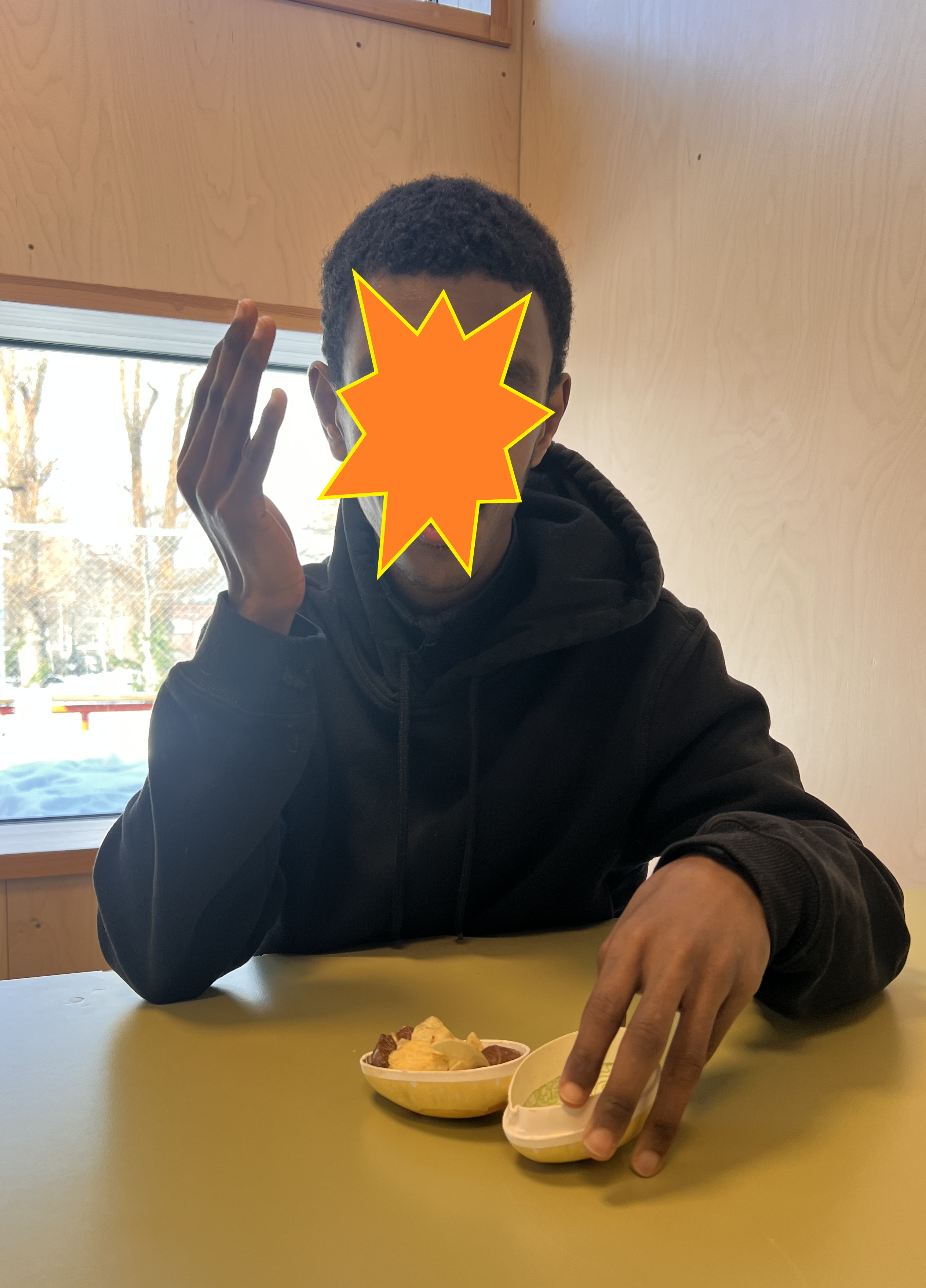 en person som bærer maske